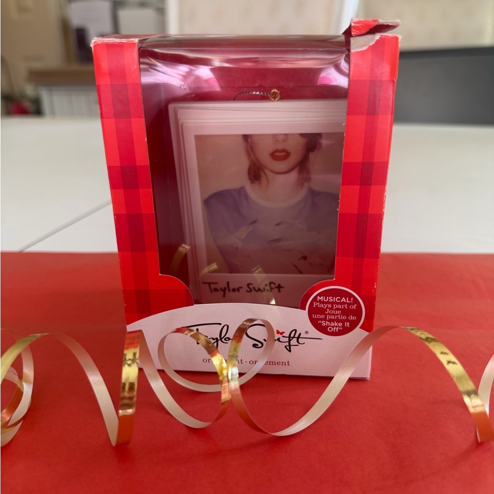 Taylor Swift ‘1989 Musical Ornament. In great shape! Plays Shake it off!